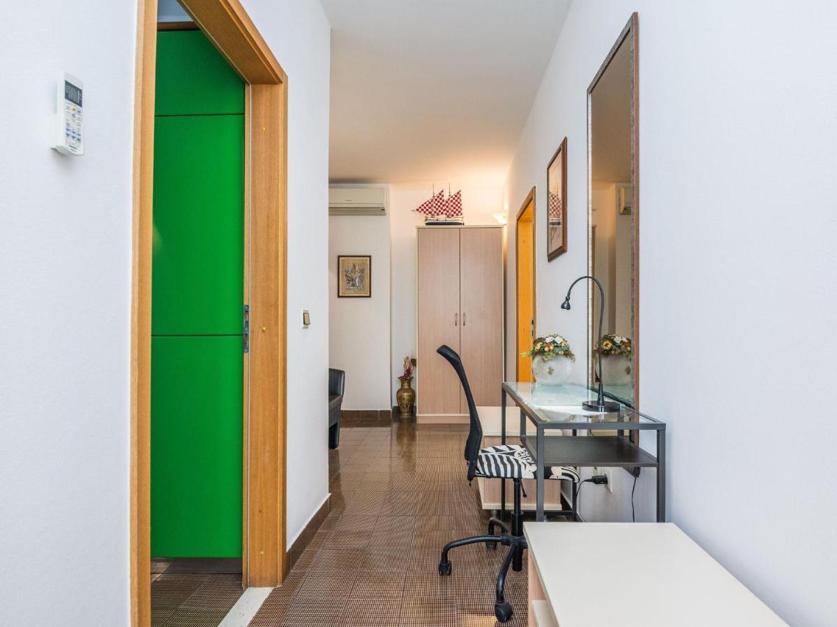 Apartments In House Liveric, In Vir At The Beach Екстериор снимка